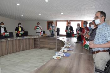 İsrail’İ Filistin Bayrakları İle Kınadılar
