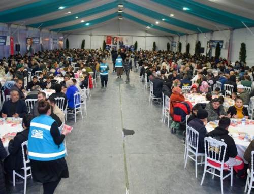 İstanbul'da binlerce vatandaş iftar sofrasında buluştu