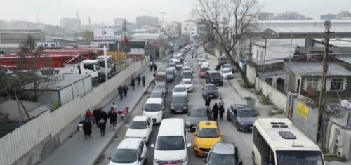 İstanbul'da mezarlık yolu boyunca uzadıkça uzayan trafik yoğunluğu oluştu