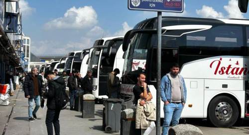 İstanbul Otogarı'nda bayram yoğunluğu: Vatandaşlar akın ediyor