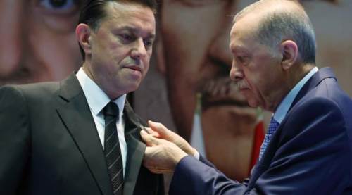 İşte ilk fotoğraf: Erdoğan Hatipoğlu'na rozeti böyle taktı