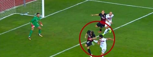 İşte o kırmızı kart anı! Uçan tekme...