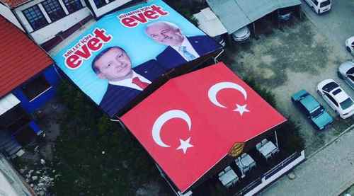 İşyerinin çatısına 'Evet' kaplattı