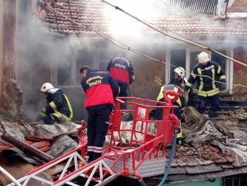 İtfaiyenin Dar Sokaklara Park Eden Araçlarla İmtihanı
