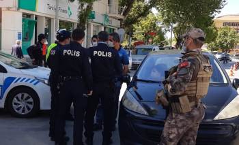 İzin Belgesi Sorulunca Tartıştığı Polisi Görüntülemeye Başladı
