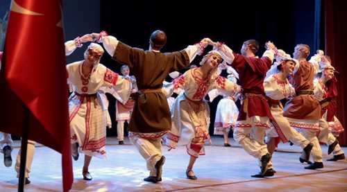 İzleyenler ayakta alkışladı