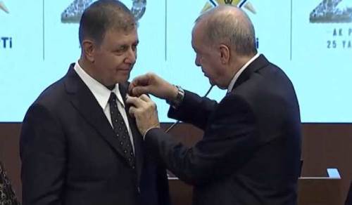İzmir Büyükşehir Belediye Başkanı Tugay'a AK Parti rozeti Erdoğan’dan