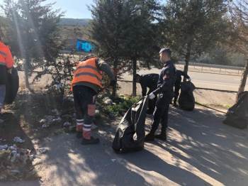 Jandarma Ve Karayolları Ekipleri Dinlenme Ve Park Alanları İle Üst Geçitlerde Temizlik Çalışması Yaptı
