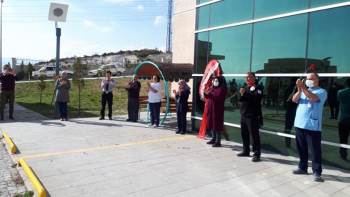 Jandarma Ve Polis Sağlık Çalışanlarını Selamladı, Sağlık Personeli Alkışladı
