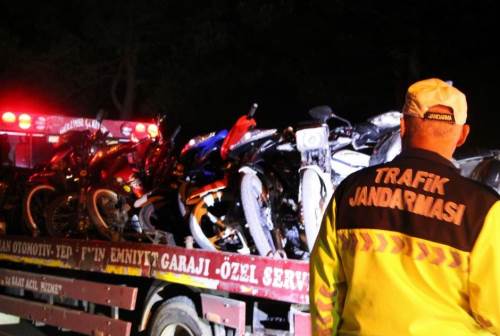 Jandarma yasa dışı motosiklet yarışını çökertti
