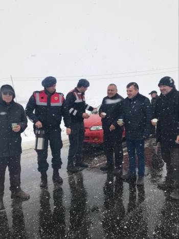 Jandarmadan Karda Yolda Mahsur Kalan Araç Sürücülerine Sıcak Çay İkramı
