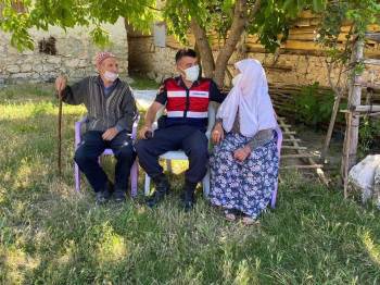 Jandarmadan Şehit Ailelerine Ziyaret
