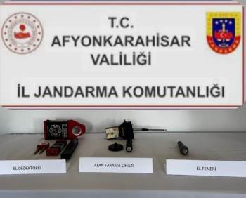 Jandarmayı Görünce Kaçan Define Avcıları Kovalamaca Sonrası Yakalandı

