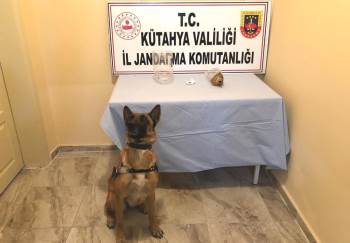 Jandarmayı Görünce Uyuşturucuyu Yere Attılar
