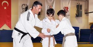 Judo öğreniyorlar