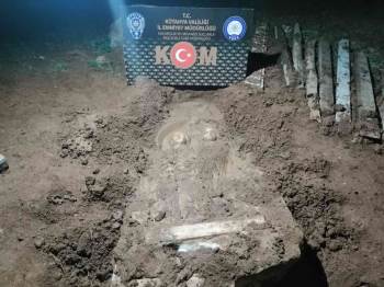 Kabartmalı Mezar Stelini Çıkarmaya Çalışırken Yakalandılar
