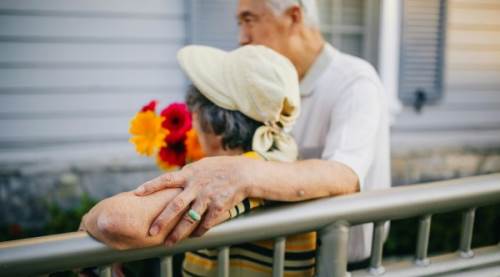 Kabızlık Alzheimer’ın Sessiz Habercisi mi? Bilim İnsanları Uyarıyor: Yıllar Öncesinden Sinyal Verebilir