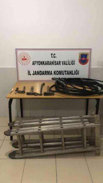 Kablo Hırsızları Jandarmadan Kaçamadı
