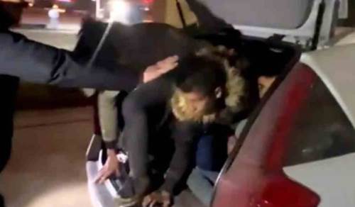 Kaçak göçmenler yine şaşırttı! Polis bagajı açınca... 