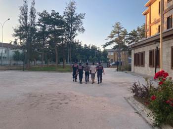 Kaçak Göçmenleri Taşıyan 2 Kişi Tutuklandı
