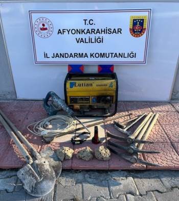 Kaçak Kazı Yaparken Jandarmaya Yakalandılar
