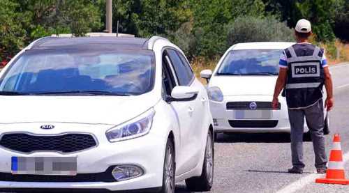 Kaçak savcıyı sahte kimlik yakalattı