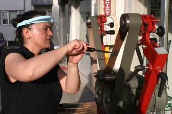 Kadın Bıçak Bileyicisinden "Bıçakları Birbirine Sürtmeyin Ve Bulaşık Makinesinde Yıkamayın" Tavsiyesi
