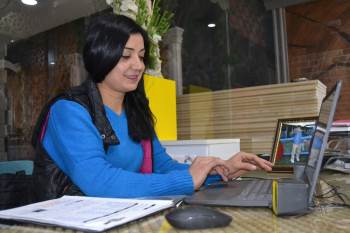 Kadın Dediğin Bir Eliyle Dünyayı, Bir Eliyle Beşiği Sallar
