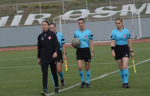 Kadın hakemler görev yaptı