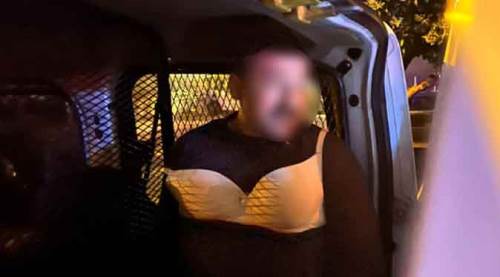 Kadın kılığında dolaşan erkek yakalandı