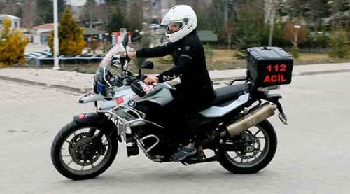 Kadın sağlıkçı vakalara motosikletle ulaşıyor