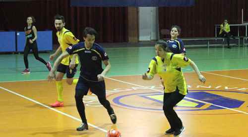 Kadın ve erkekler aynı sahada