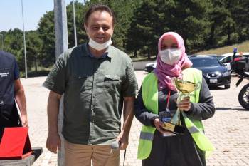 Kadın Yarışmacı Erkeklere Taş Çıkararak, En Büyük Balığı Yakaladı
