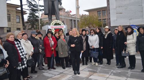 Kadınlar Atatürk anıtına çelenk koydu