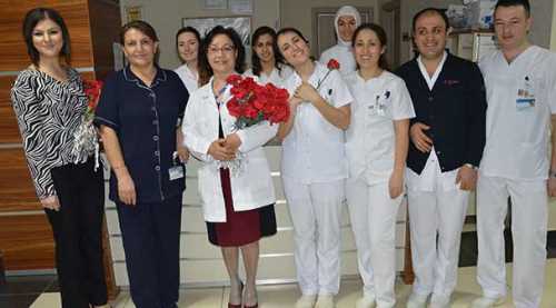 KADINLAR GÜNÜ KARANFİLLERLE KUTLANDI