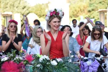 Kadınlar Hem Kendilerini Süslediler, Hem De Bisikletlerini
