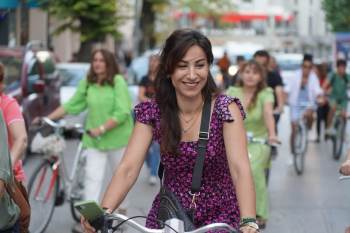 Kadınlar Süslenip Püslenip Bisiklet Başına Geçtiler
