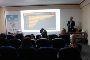 Kadınlara ’Ailede Sosyal Medya Kullanımı’ Anlatıldı
