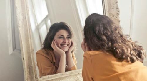  Kadınlarda Çenede Kıl Çıkması Ne Anlama Gelir? Sebepler ve Çözüm Yolları