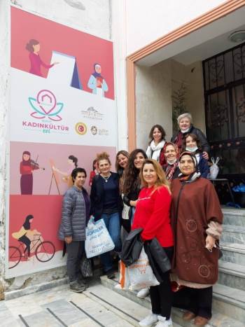 Kadınları Hazırladıkları Tiyatro Oyununu Kadınlara Sergiledi
