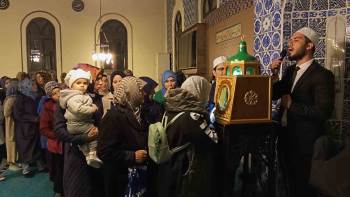 Kadir Gecesi’Nde Sakal-I Şerif Ziyaretçi Akınına Uğradı
