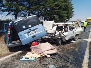 Kafa Kafaya Çarpışan Araçlardaki 2 Kişi Öldü, 1 Kişi Yaralandı
