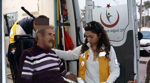 Kafasında bıçakla hastaneye kaldırıldı! Eşiyse...