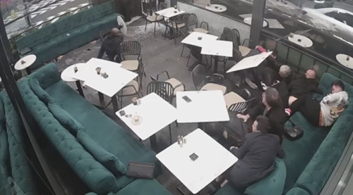 Kafeteryada kurşun yağmuruna tutuldular