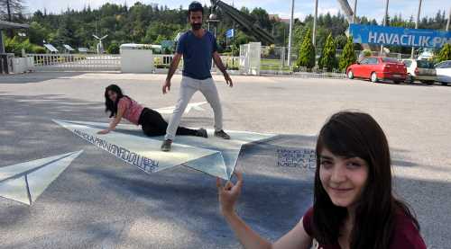 KAĞIT UÇAKLARI PARKA ÇİZDİLER