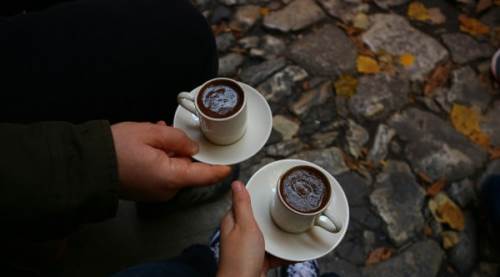 Kahve içmek demir ve kalsiyum emilimini gerçekten engelliyor mu? Bilim ne söylüyor?