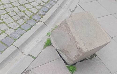 Kaldırım dubası yerinden çıktı