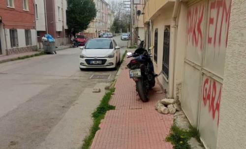 Kaldırım ihlali dikkat çekti: Motor yaya geçişini zorlaştırdı