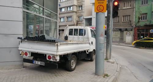 Kaldırım parkları esnafı ve yayaları zorluyor