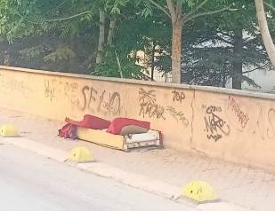 Kaldırıma bırakılan atık görenlerin tepkisini çekti